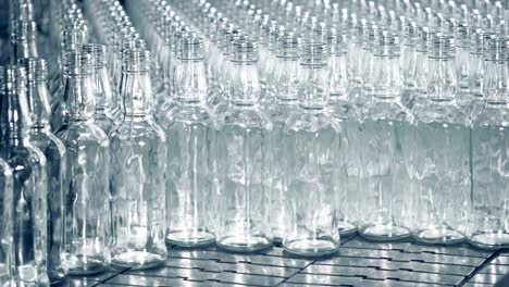un montón de botellas translúcidas de vidrio vacías se están apilando juntas