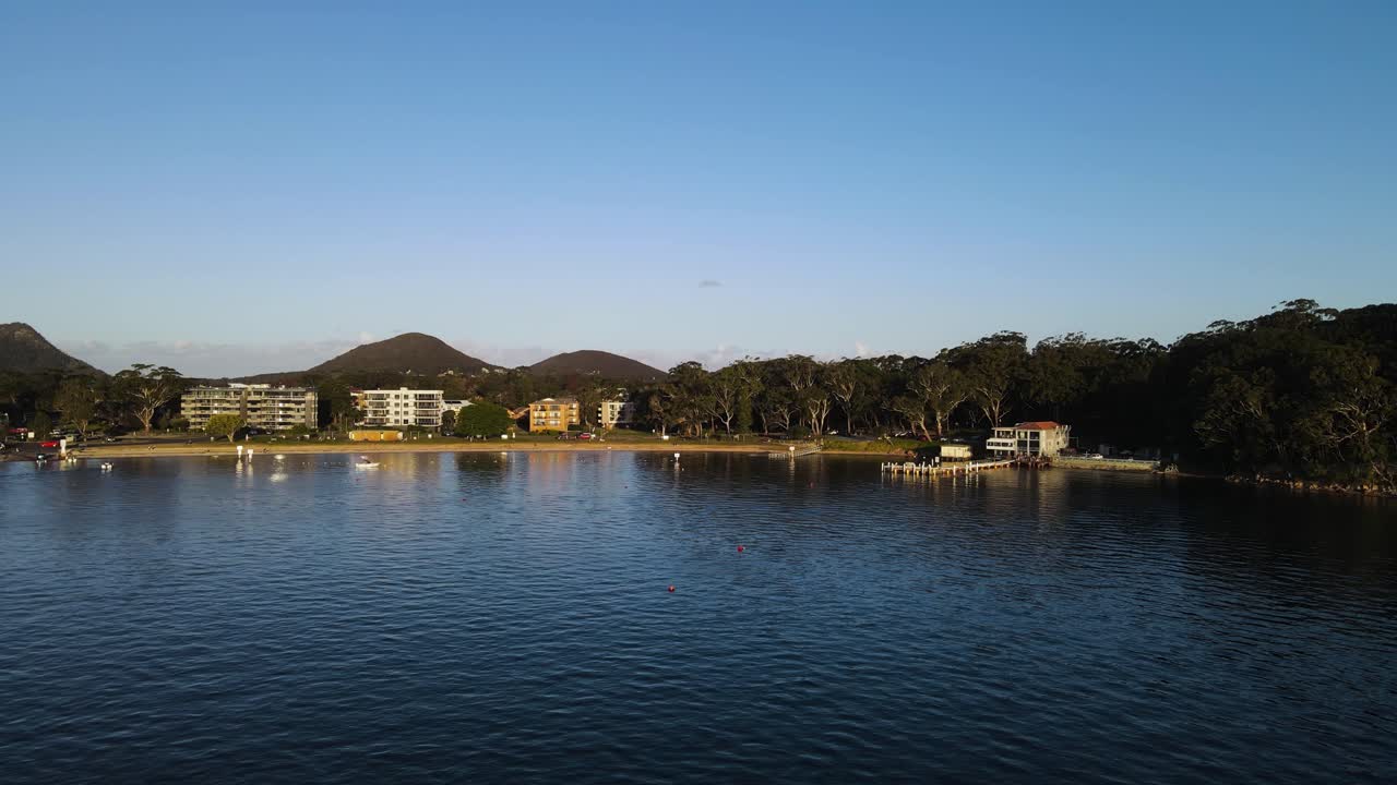 vista de drones en rápido movimiento sobre el agua mirando hacia atrás en un popular lugar de vacaciones en nelson bay port stephens australia