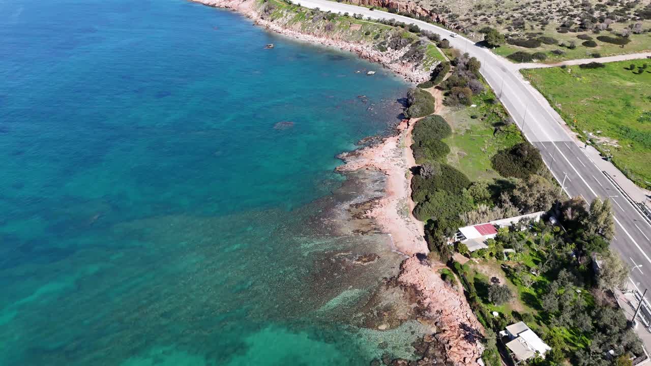 Pobřežní dálnice vedoucí podél čistého modrého oceánu.