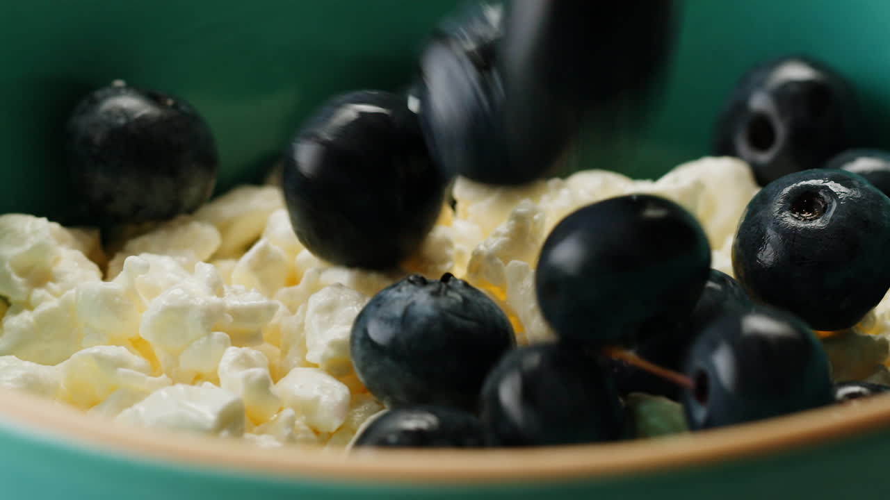 블루베리를 곁들인 코티지 치즈