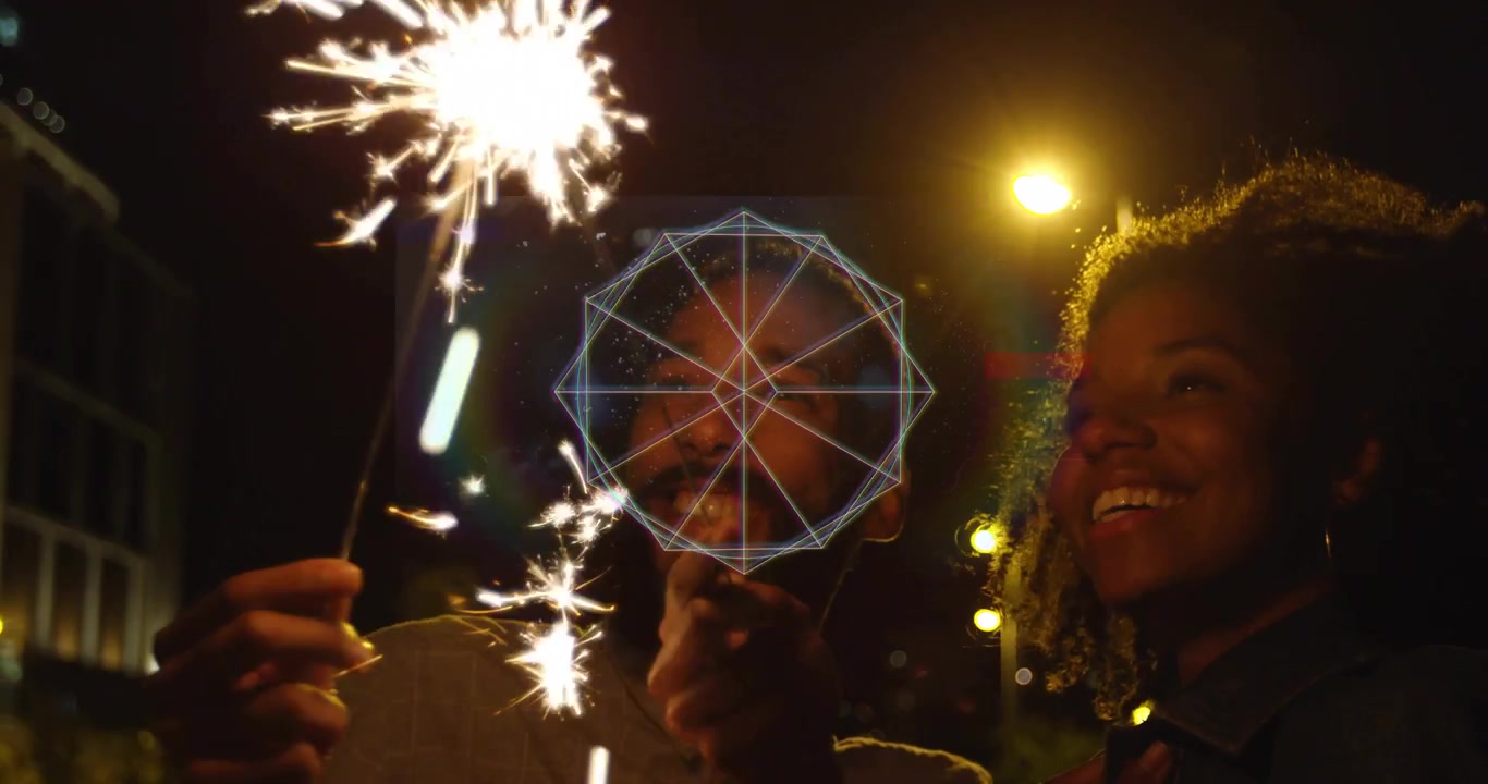 Iluminação de vela de aniversário fazendo casal se inclinar, homem segurando vela de aniversário levantando o telefone para selfie, HUD mudando