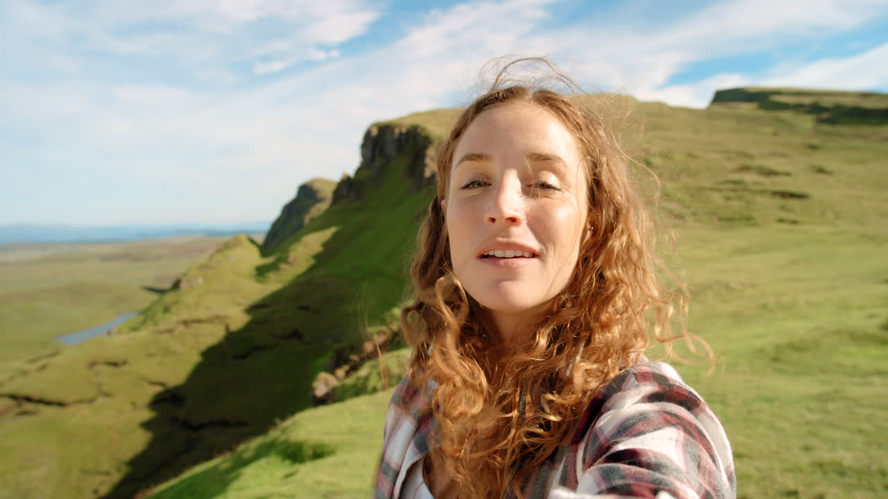 una mujer tomando una selfie en las tierras altas escocesas.