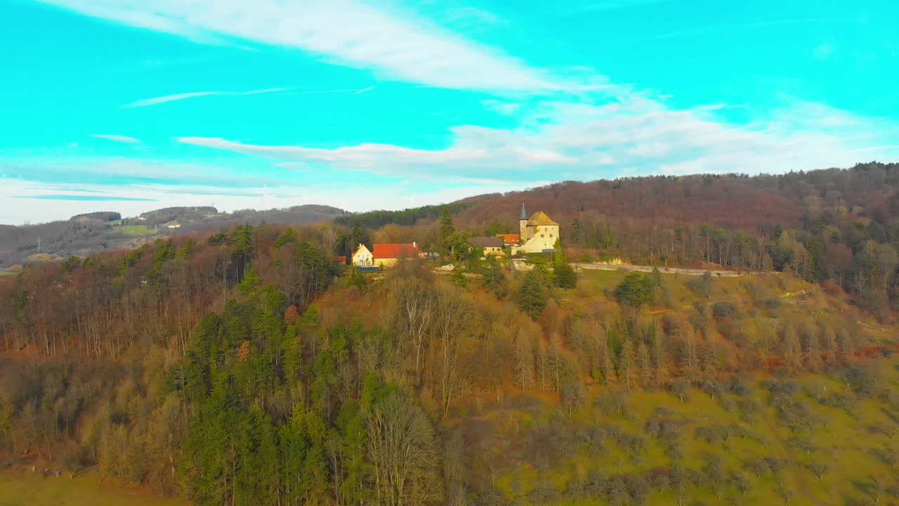 vuelo de avión no tripulado hacia un pequeño castillo rural