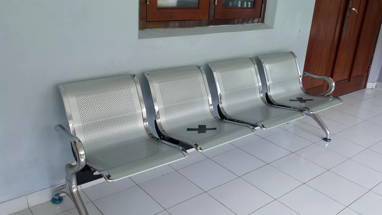 A cross is affixed to a seat during the Covid-19 pandemic to keep your distance.