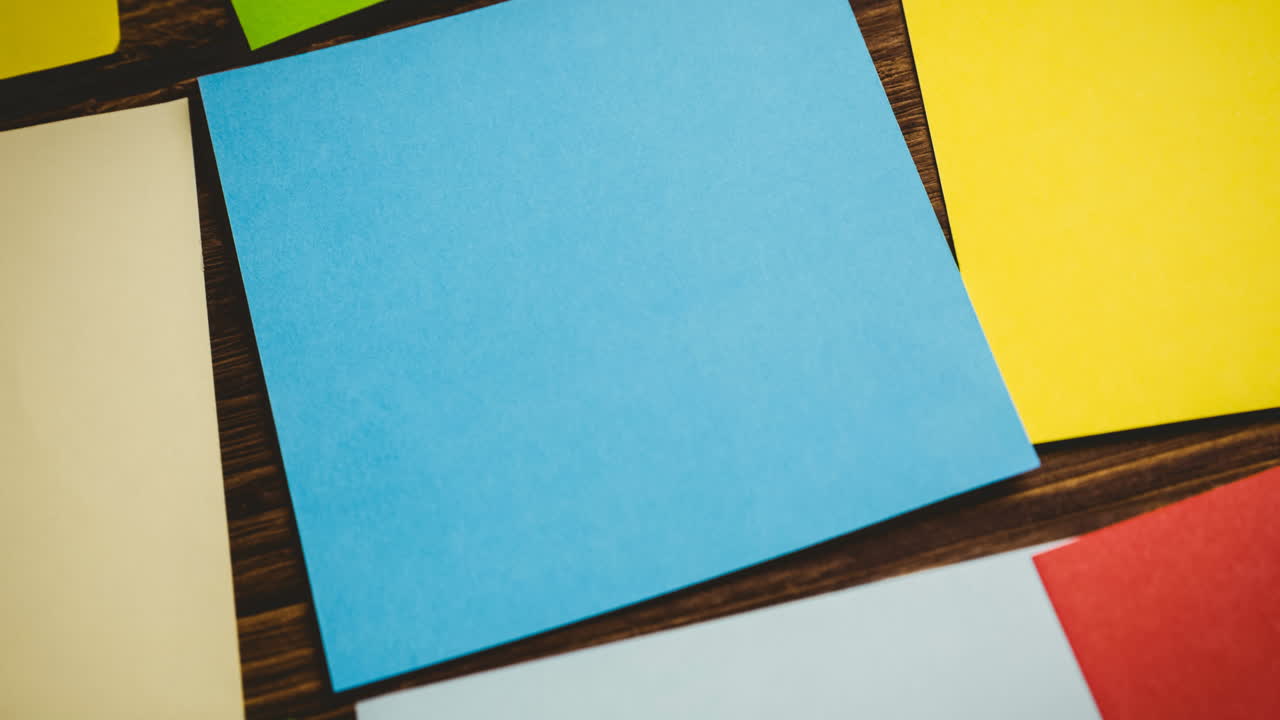 animación de varias tarjetas de colores que se encuentran en una mesa de madera