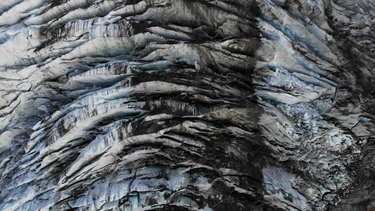 imágenes aéreas de sobrevuelo sobre el glaciar de grindelwald inferior en grindelwald, suiza