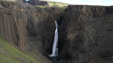 la magnífica cascada de litlanesfoss en islandia.