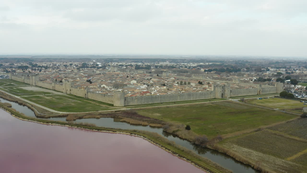 Vue aérienne de la ville fortifiée d'Aigues-Mortes en France. Après-midi nuageux en Camargue
