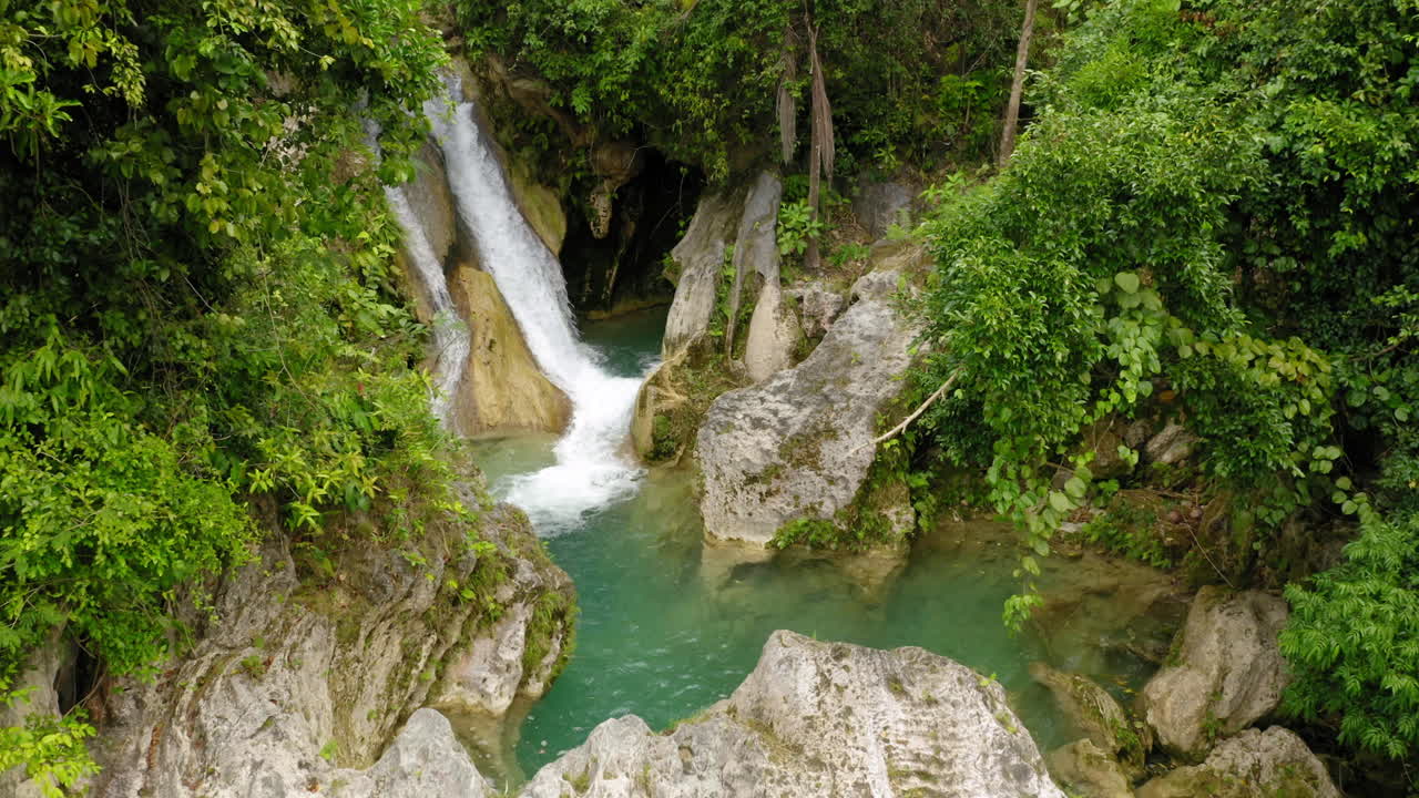 Ripresa aerea cascate di Inambakan, acqua colorata verde-blu, Cebu, Filippine