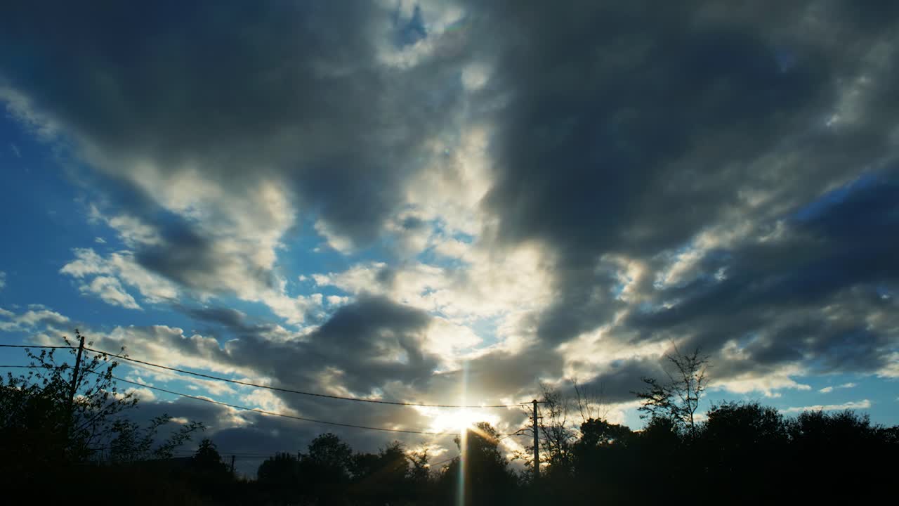 프랑스 시골 한복판에서 아름다운 일몰의 4k 타임랩스