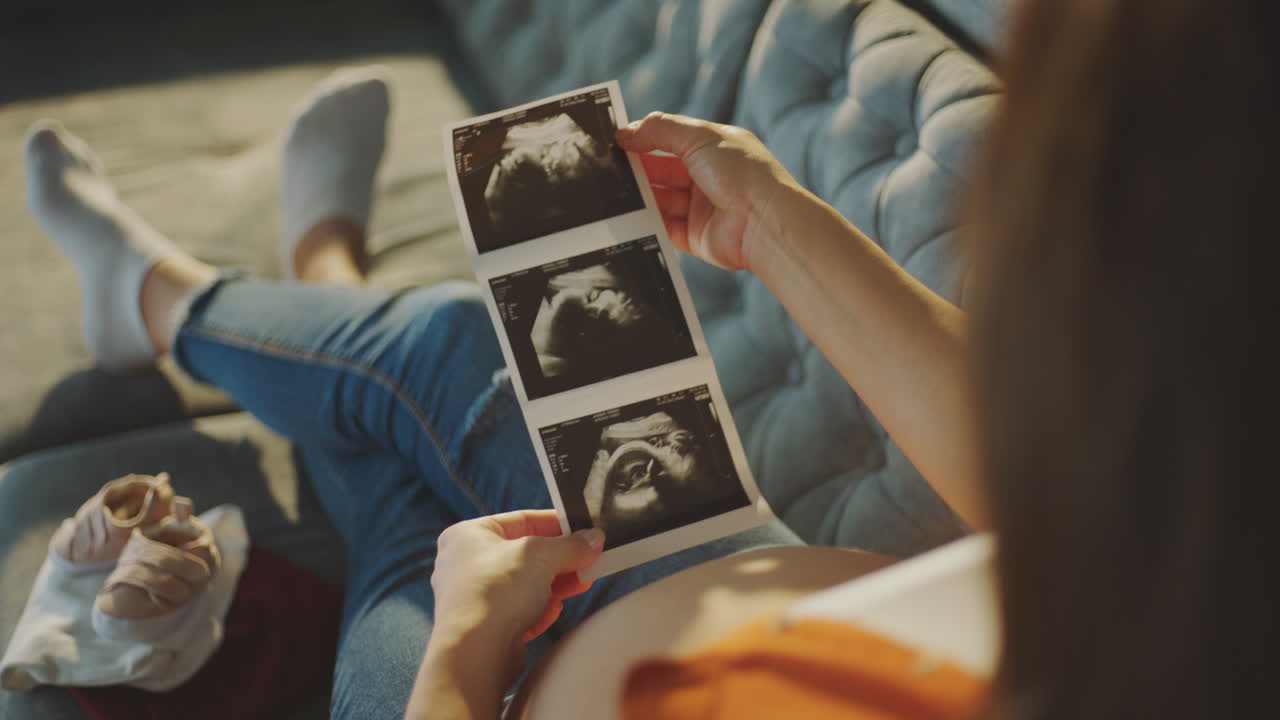 Donna incinta che guarda immagini ecografiche