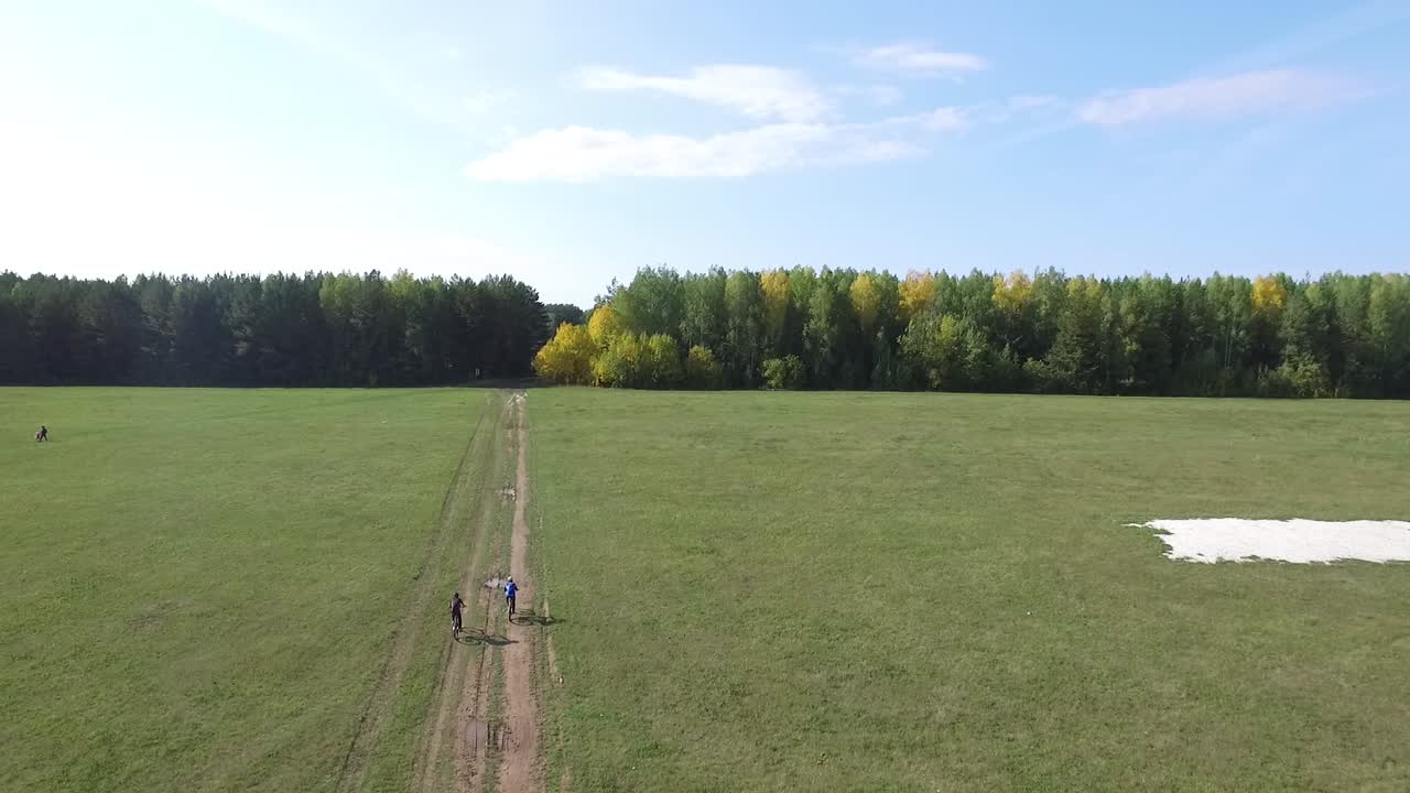 ciclistas en un camino de tierra del país en otoño