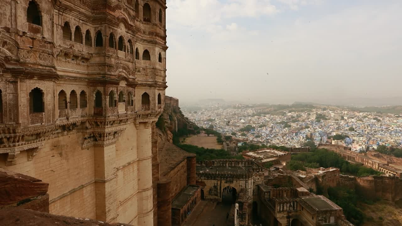 jodhpur (también ciudad azul) es la segunda ciudad más grande del estado indio de rajasthan y oficialmente la segunda ciudad metropolitana del estado.