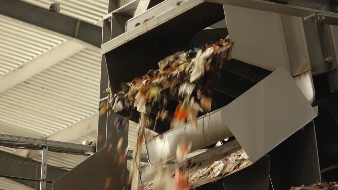 쓰레기는 위에서 아래로 떨어집니다.