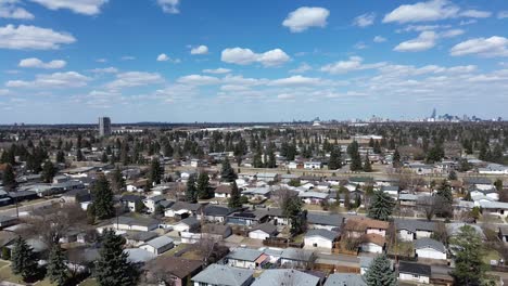 Präsentiert-Einen-Bewölkten-Himmel-Im-Uhrzeigersinn-Mit-Wohngebiet-Und-Einem-Entfernten-Blick-Auf-Die-Stadt-Edmonton