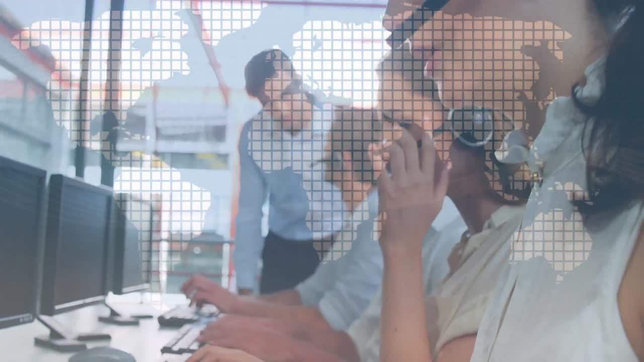 헤드 ⁇ 을 착용 한 사업가 들 위 에 있는 세계 지도 의 애니메이션