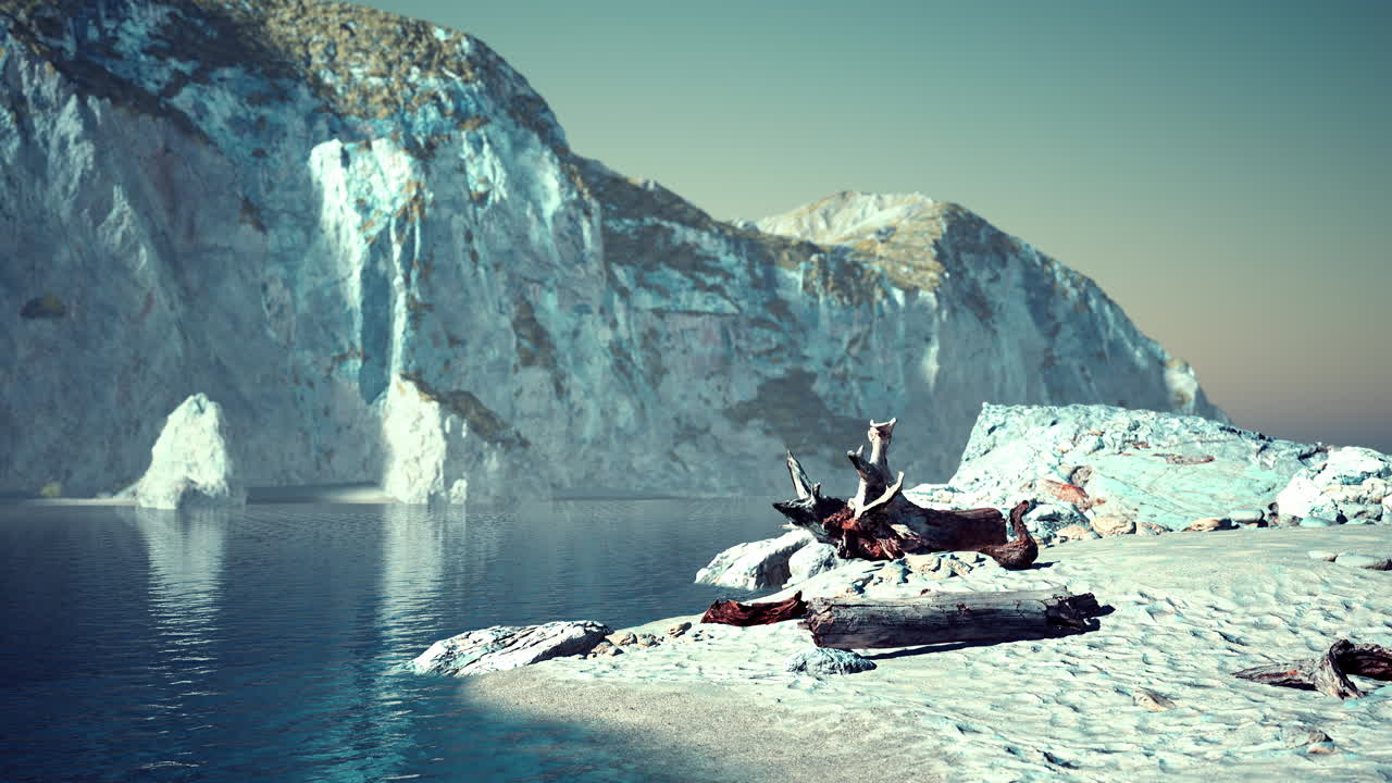 산 과 아름다운 모래 해변 을 가진 바위 가 많은 바다 해안