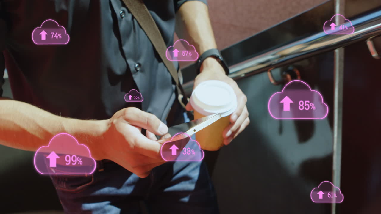 스마트 폰을 사용하는 사람 위에서 증가하는 비율로 디지털 구름의 애니메이션