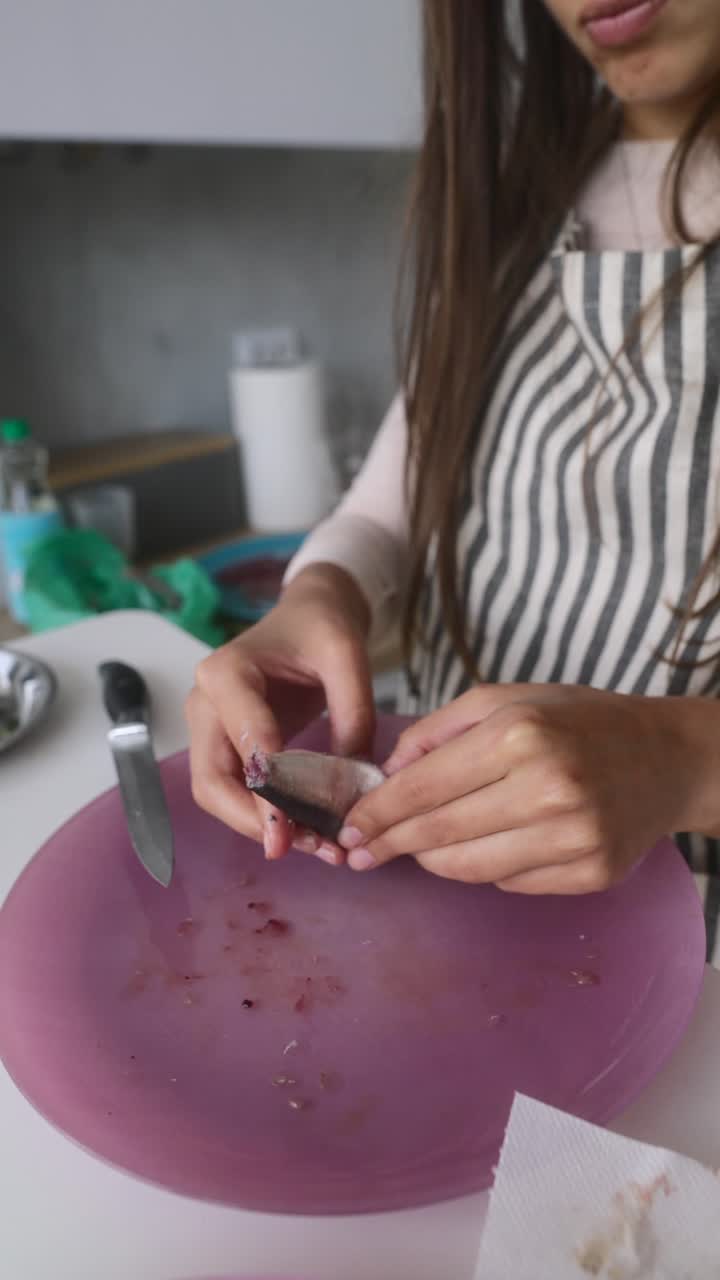 preparando un pescado