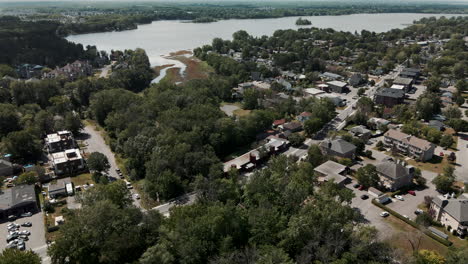 Saint-eustache-Stadt-Bestehend-Aus-Einzigartigen-Häusern-Und-Alten-Kirchen-In-Der-Nähe-Der-Riviere-Des-Mille-Iles-In-Quebec,-Kanada