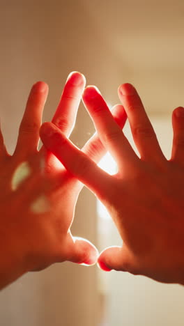 vista en primera persona caminando, manos bloqueando la luz del sol cegadora, silueta cálida contra un fondo brillante, toma de cámara de mano