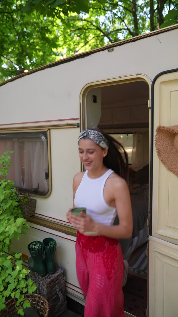 Donna vicino a una roulotte vintage