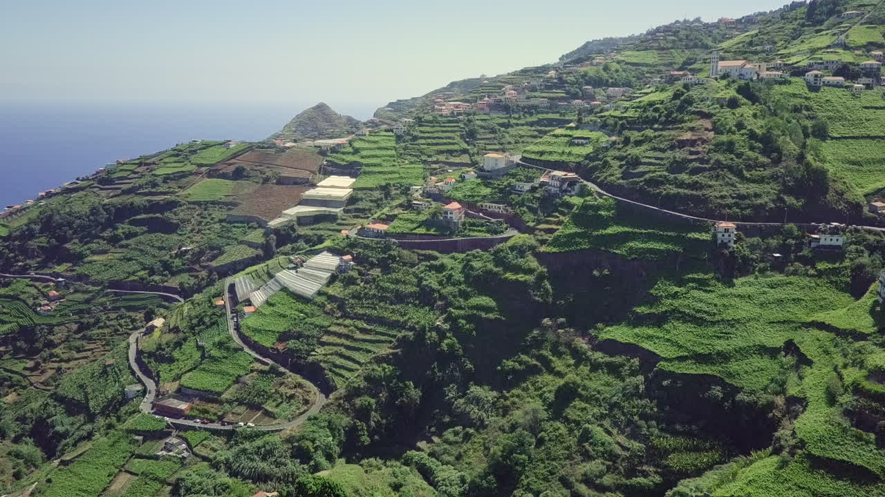 Vista aérea sobrevoando as encostas de agricultura em socalcos da Madeira, Portugal