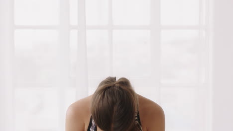 Hermosa-Mujer-Caucásica-Practicando-Yoga-Sentado-Oración-Pose-Meditación-Disfrutando-De-Un-Estilo-De-Vida-Saludable-En-Casa-Estirando-El-Cuerpo-Flexible