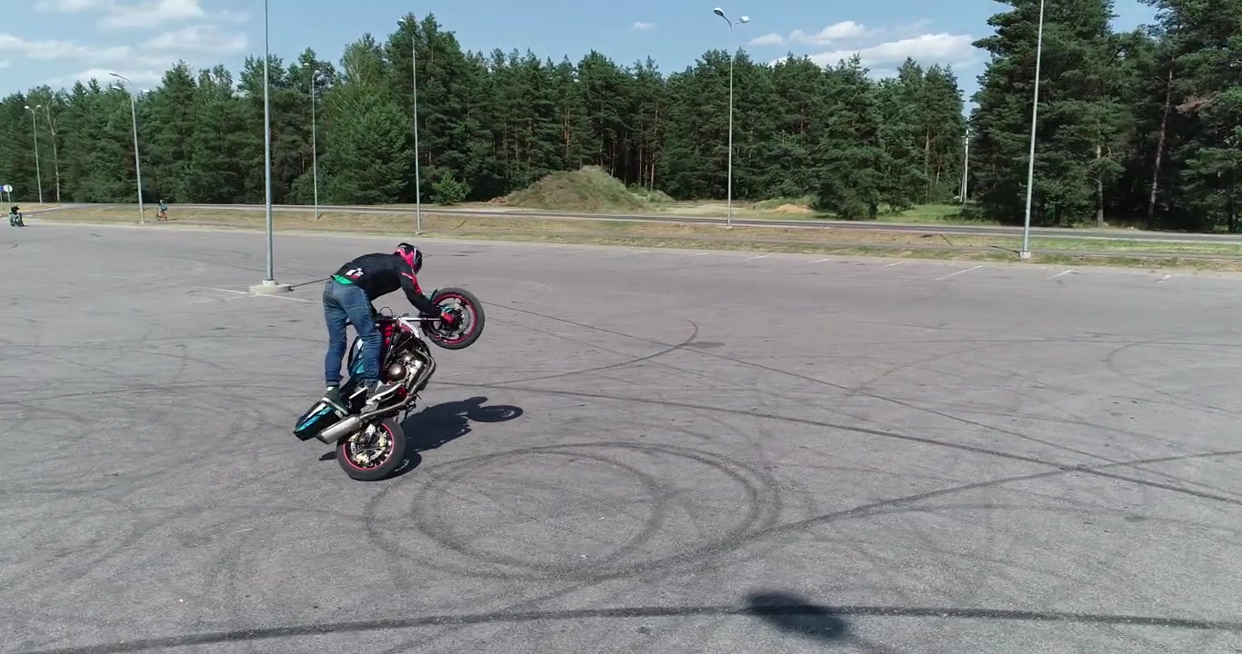 Allenamento del pilota acrobatico al mattino