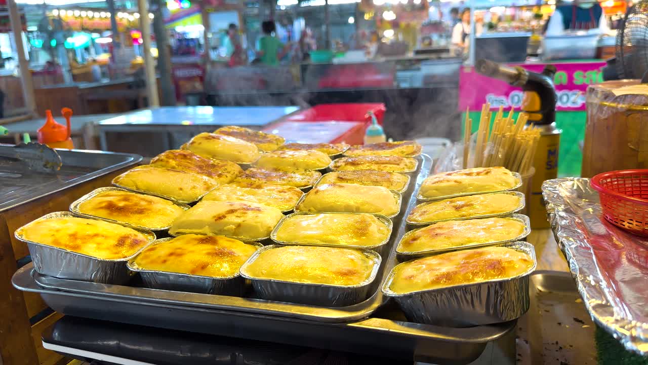 bandejas de lasagna fresca en un mercado bullicioso