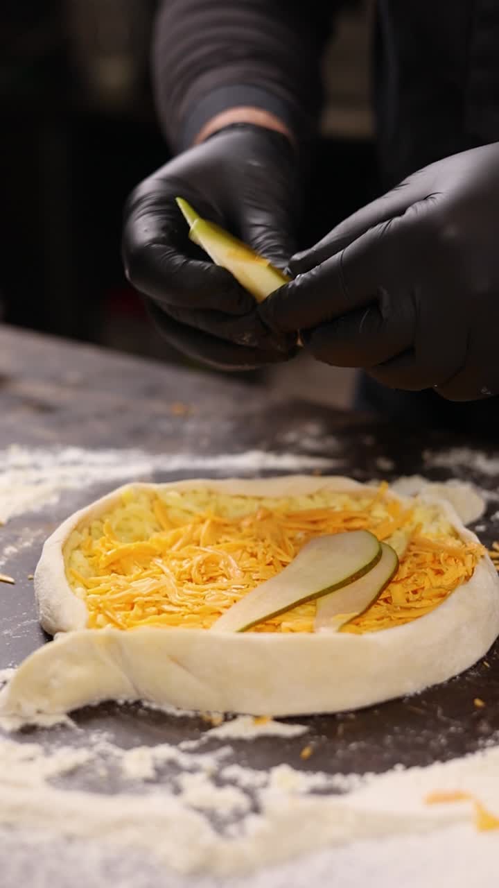 chef preparando una tarta de pera y queso