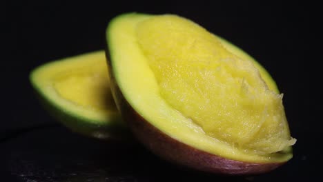 Das-Licht-Bewegt-Sich-Im-Dunkeln-Auf-Der-Hälfte-Der-Mango-Nach-Rechts