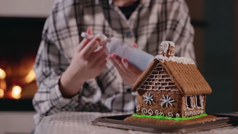 casa de pan de jengibre decorada por un niño