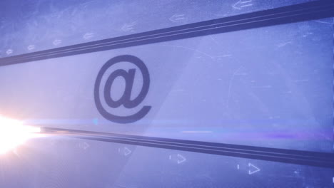 símbolo de correo electrónico y animación de flechas sobre fondo digital azul