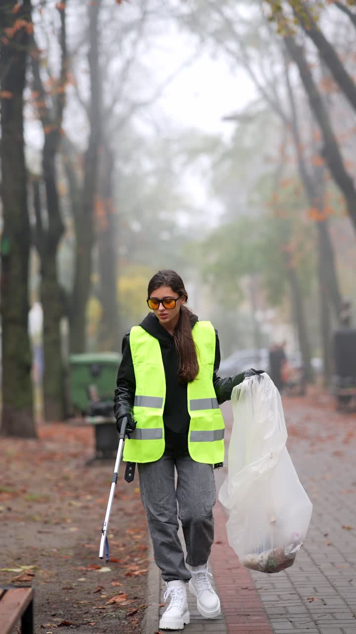 mujer limpiando el parque