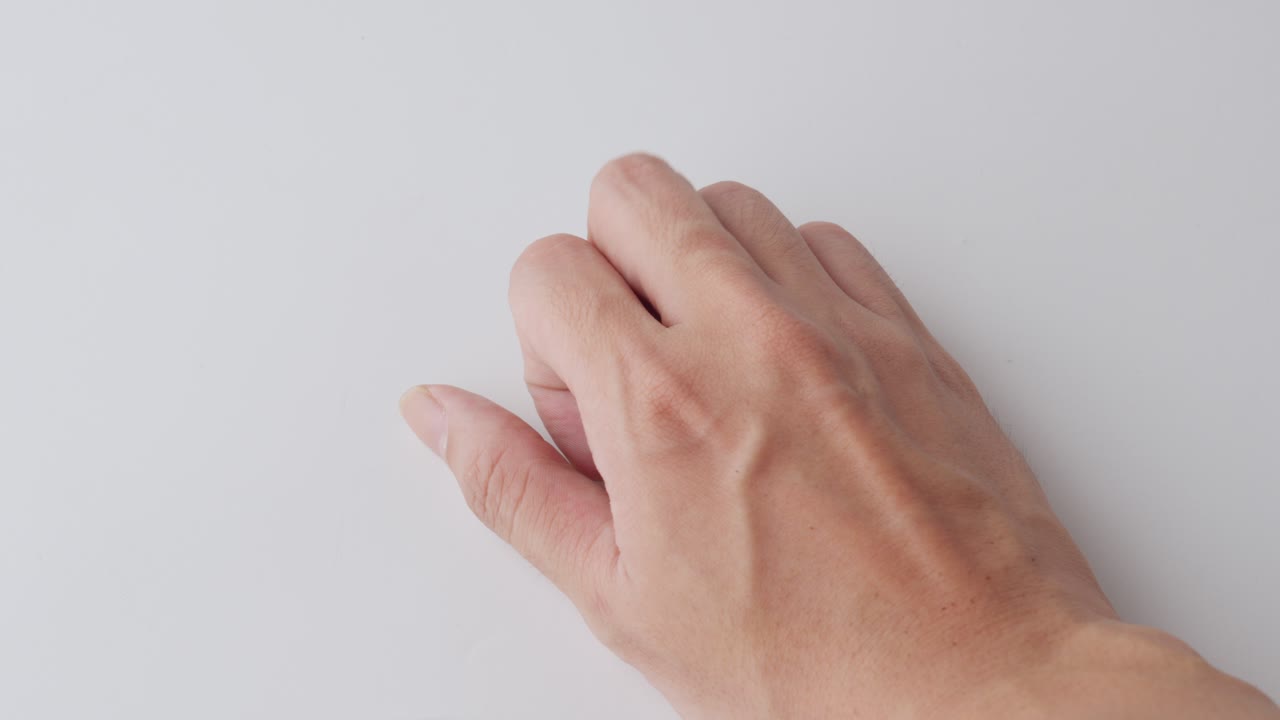 손 에 들고 있는 인도네시아 루피아 동전 의 가까운 모습