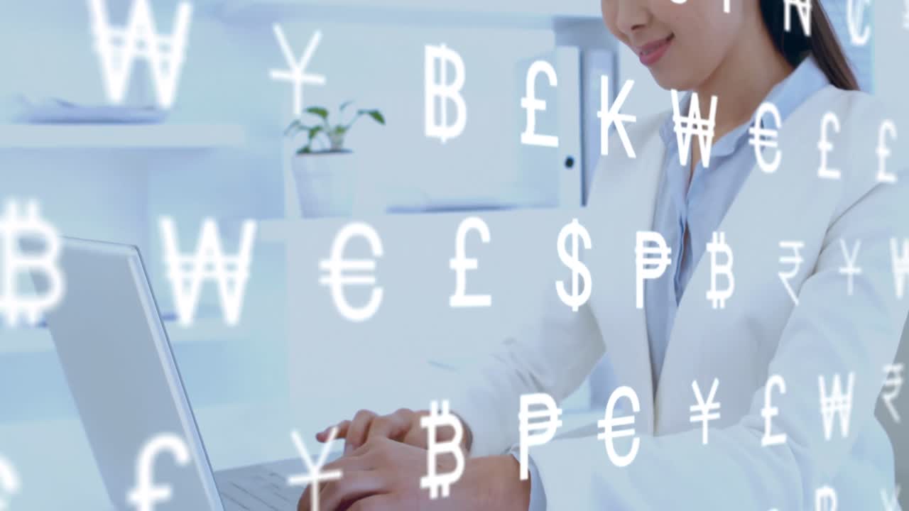 анимация обработки данных над азиатской бизнесменкой, использующей ноутбук в офисе.