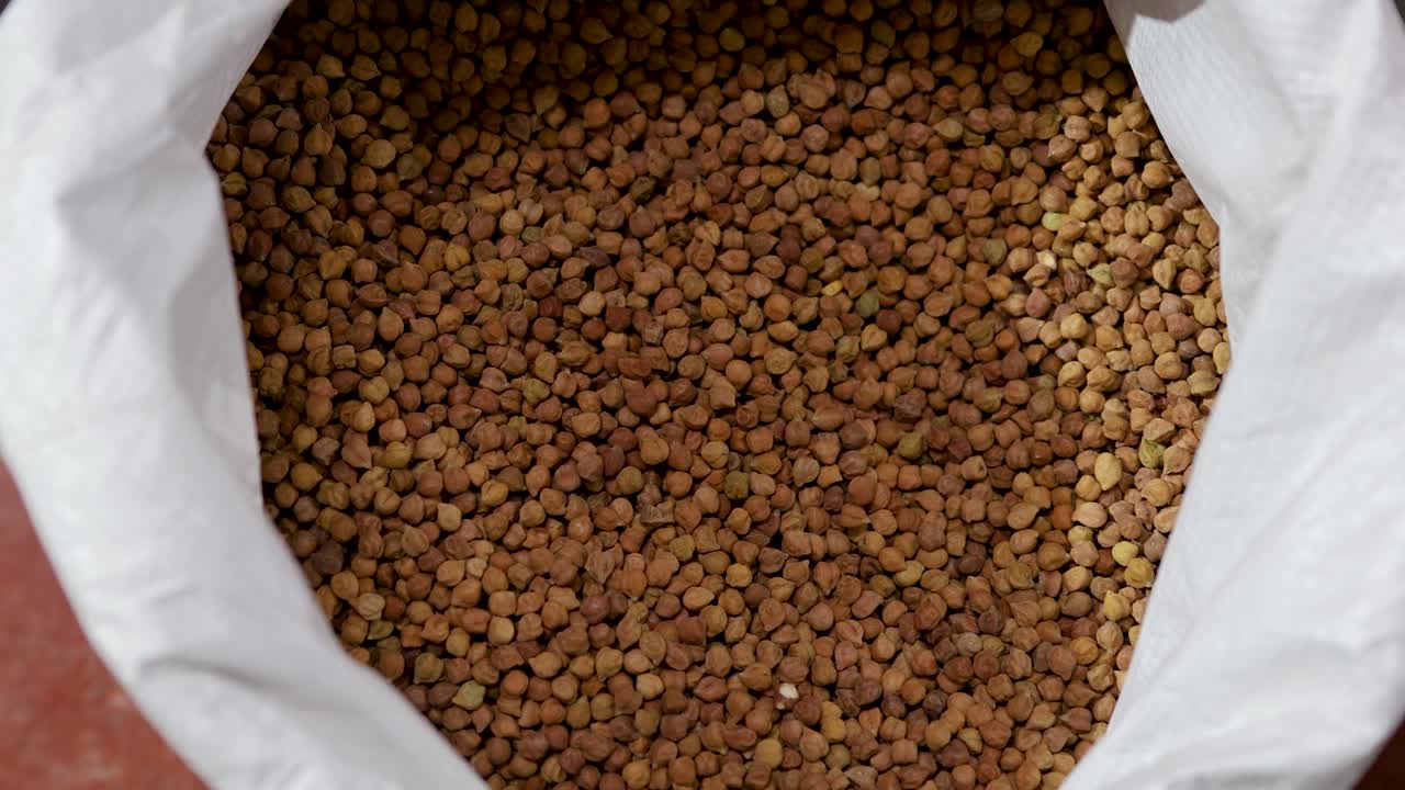 garbanzos negros o kala chana para la venta en la tienda minorista desde el ángulo superior en el día