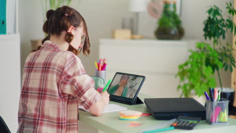 joven estudiante durante la tutoría en línea utilizando una tableta digital