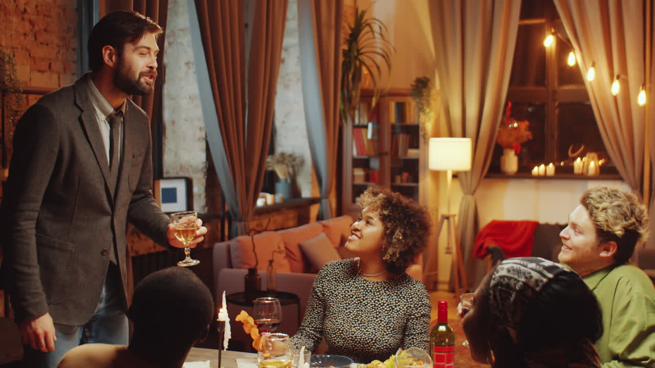 haciendo brindis y tintineando vasos