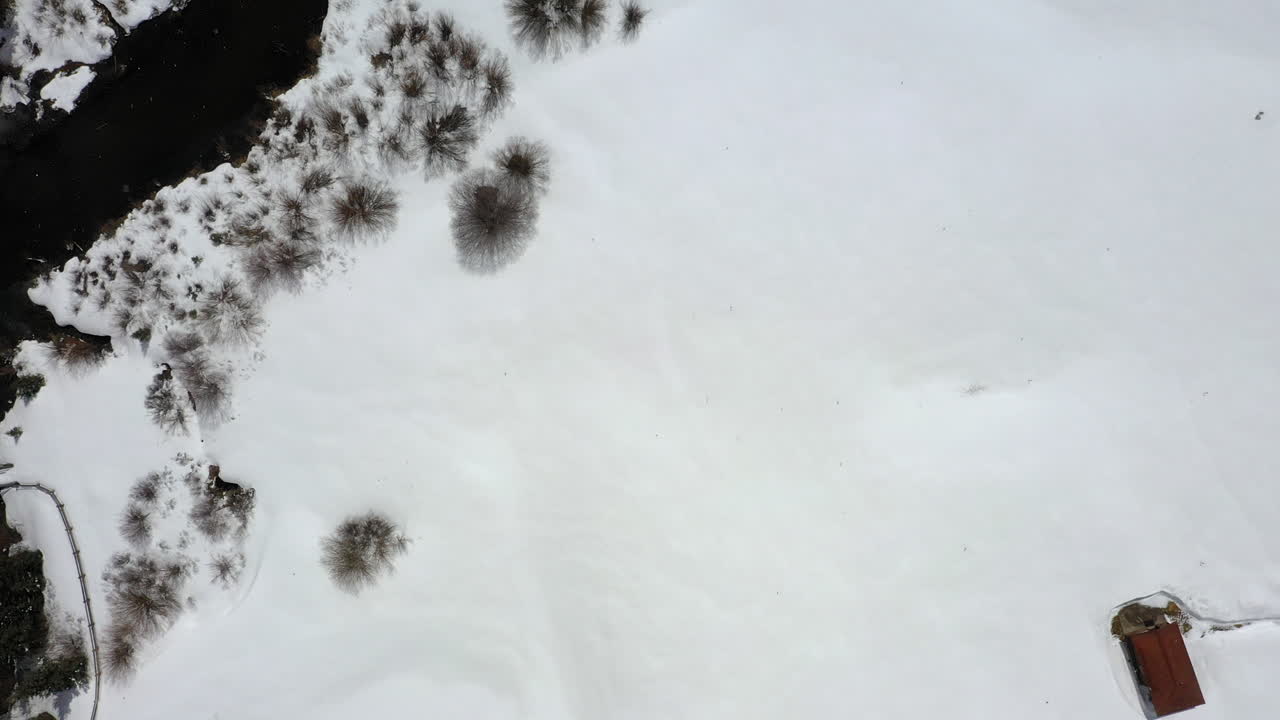 hermoso río rodeado de paisaje nevado en temporada de invierno