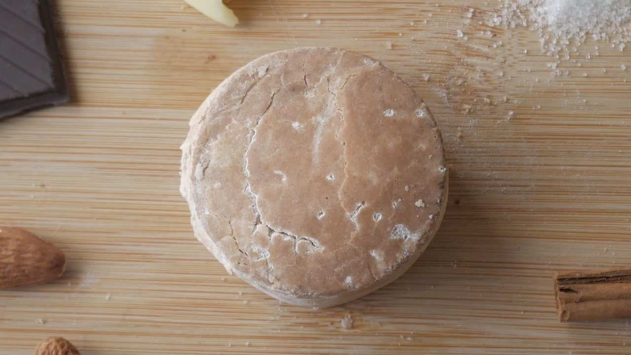 dulce español redondo hecho de harina se sienta en una tabla de madera, popular durante las celebraciones de navidad