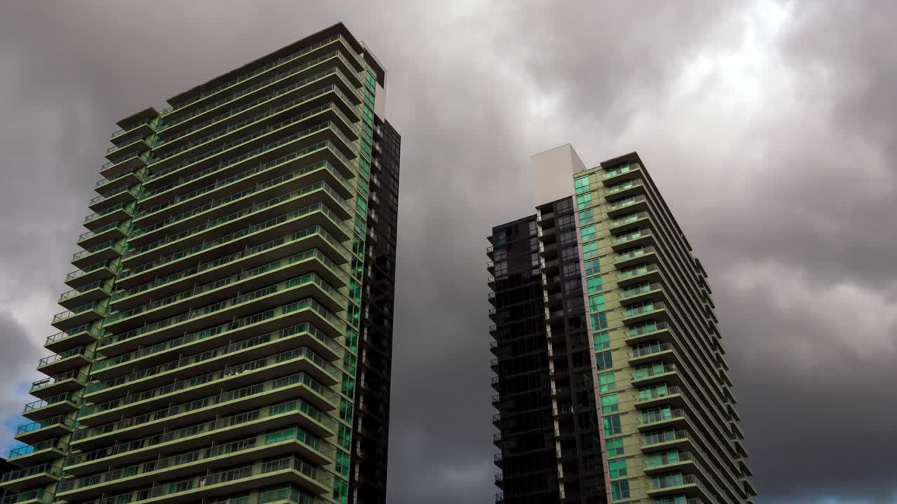 4k bucle de lapso de tiempo de edificios de apartamentos residenciales durante un día nublado de tormenta. exterior gran edificio de apartamentos, complejo de viviendas asequibles o renta de bienes raíces para familias de clase media