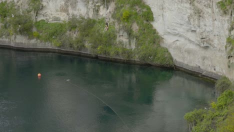 Eine-Kamerafahrt-Von-Jemandem,-Der-Von-Einer-Plattform-über-Dem-Waikato-fluss-In-Taupo,-Nz,-Bungy-springt