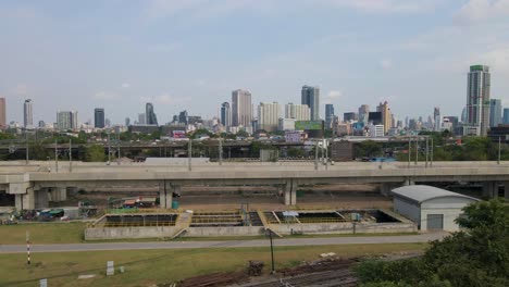 Dolly-Aéreo-A-Lo-Largo-Del-Viaducto-Ferroviario-En-La-Estación-New-Bang-Sue-Grande