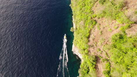 crucero en barco en el mar turquesa por la exuberante isla verde en nusa penida, bali, indonesia