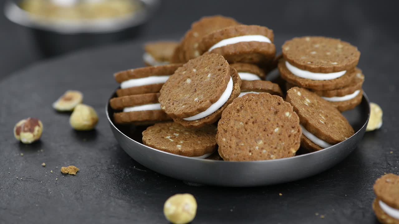 回転する皿の上のヘーゼルナッツクリームクッキー（シームレスループ可能）