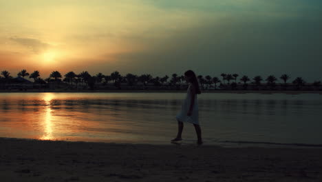 Schönes-Mädchen,-Das-Am-Strand-Spaziert.-Glückliche-Frau,-Die-Den-Sonnenaufgang-Am-Meer-Genießt.