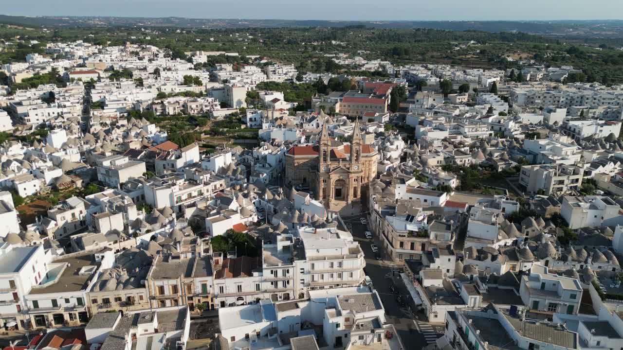 Centro storico e Chiesa di Alberobello in Puglia, Italia - Aerea 4k.