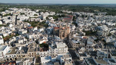 Alberobello-Town-Centre-and-Church-in-Puglia,-Apulia,-Italy---Aerial-4k